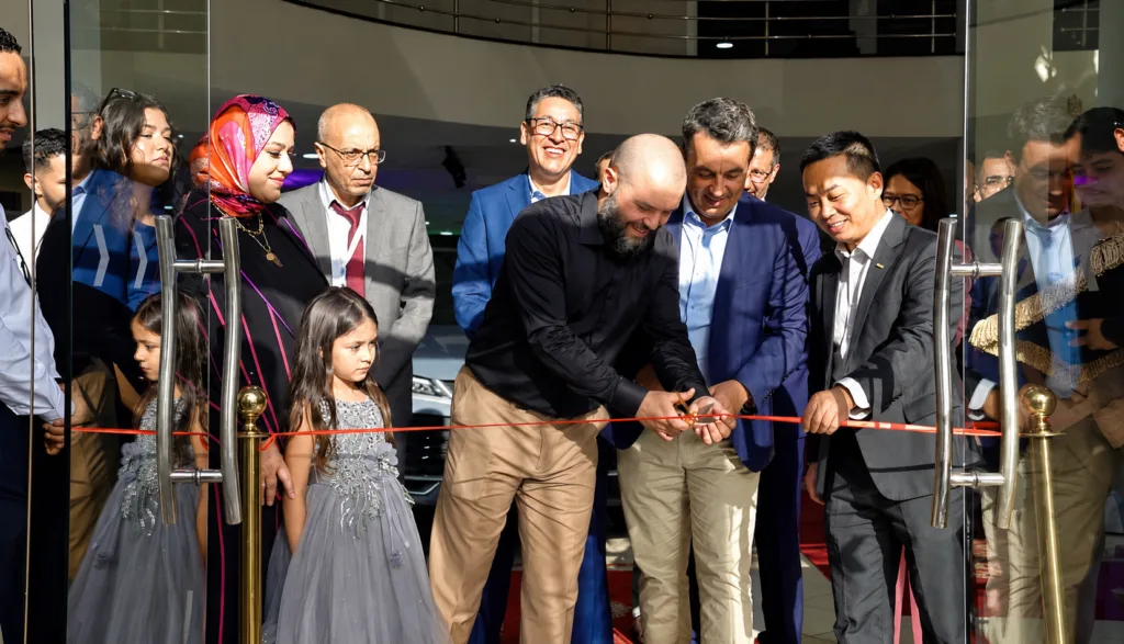 Geely تفتتح صالة عرض بمساحة 934 م² في وجدة بشراكة مع Evocar Motors: العلامة الصينية تترسّخ في جهة الشرق
